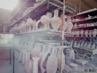 Ceci est une photo représentant des poteries découvertes sur le site de Pompéi. Ceci est une photo représentant des poteries découvertes sur le site de Pompéi.