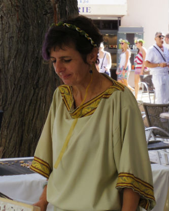 Ceci est une photo de Béatrice Pradillon-Marques habillée en romaine lors de la journée romaine d Ceci est une photo de Béatrice Pradillon-Marques habillée en romaine lors de la journée romaine d