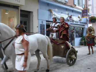 Ceci est une photo du char de la légion romaine passant devant le stand de Béatrice Pradillon-Marques lors des Journées Romaines à Orange, le 12 septembre 2015. Ceci est une photo du char de la légion romaine passant devant le stand de Béatrice Pradillon-Marques lors des Journées Romaines à Orange, le 12 septembre 2015.