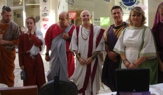 Ceci est une photo des consuls devant le stand de Béatrice Pradillon-Marques lors des Journées Romaines à Orange, le 12 septembre 2015. Ceci est une photo des consuls devant le stand de Béatrice Pradillon-Marques lors des Journées Romaines à Orange, le 12 septembre 2015.