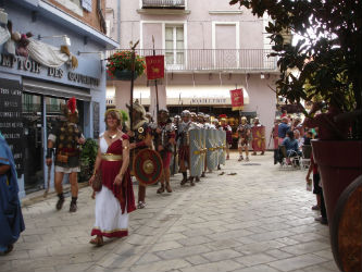 Ceci est une photo de la légion romaine passant devant le stand de Béatrice Pradillon-Marques lors des Journées Romaines à Orange, le 12 septembre 2015. Ceci est une photo de la légion romaine passant devant le stand de Béatrice Pradillon-Marques lors des Journées Romaines à Orange, le 12 septembre 2015.