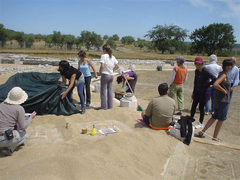 Ceci est une photo de la villa romaine de Rabaçal en juillet 2010 : protection des mosaïques avec un tissu. Ceci est une photo de la villa romaine de Rabaçal en juillet 2010 : protection des mosaïques avec un tissu.