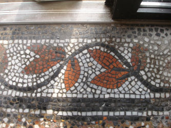 Ceci est une photo de mosaïque de sol après restauration (détails). Ceci est une photo de mosaïque de sol après restauration (détails).