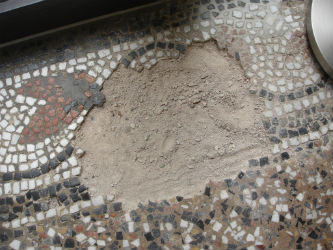 Ceci est une photo de détail de mosaïque de sol avant restauration. Ceci est une photo de détail de mosaïque de sol avant restauration.