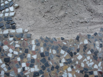 Ceci est une photo de détail de mosaïque de sol avant restauration. Ceci est une photo de détail de mosaïque de sol avant restauration.