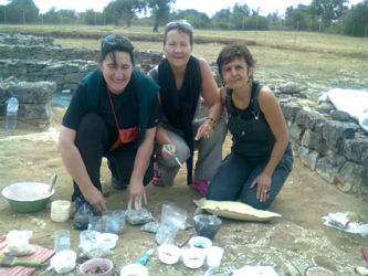 Ceci est une photo de Fabie, Fabienne et Béatrice à la villa romaine de Rabaçal. Ceci est une photo de Fabie, Fabienne et Béatrice à la villa romaine de Rabaçal.