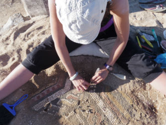 Ceci est une photo de Béatrice Pradillon-Marques en train de restaurer un pavement de mosaïque à la villa romaine de Rabaçal (Portugal) en juillet 2016. Ceci est une photo de Béatrice Pradillon-Marques en train de restaurer un pavement de mosaïque à la villa romaine de Rabaçal (Portugal) en juillet 2016.