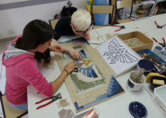 Ceci est une photo des adolescents travaillant sur la mosaïque collective au CAJ de Lapeyrouse, le 1er octobre 2016. Ceci est une photo des adolescents travaillant sur la mosaïque collective au CAJ de Lapeyrouse, le 1er octobre 2016.