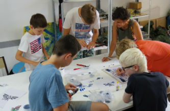 Ceci est une photo des adolescents travaillant sur la mosaïque collective au CAJ de Lapeyrouse, le 27 juillet 2016. Ceci est une photo des adolescents travaillant sur la mosaïque collective au CAJ de Lapeyrouse, le 27 juillet 2016.
