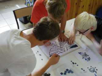 Ceci est une photo des adolescents travaillant sur la mosaïque collective au CAJ de Lapeyrouse, le 27 juillet 2016. Ceci est une photo des adolescents travaillant sur la mosaïque collective au CAJ de Lapeyrouse, le 27 juillet 2016.
