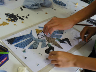 Ceci est une photo du motif de la mosaïque collective réalisé par les adolescents au CAJ de Lapeyrouse, le 28 juillet 2016. Ceci est une photo du motif de la mosaïque collective réalisé par les adolescents au CAJ de Lapeyrouse, le 28 juillet 2016.