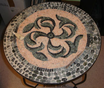 Ceci est une photo de la mosaique en marbre de Bernadette. Ceci est une photo de la mosaique en marbre de Bernadette.