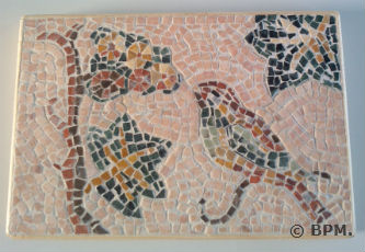 Ceci est une photo de la mosaique de Blandine, tout en marbre, représentant un oiseau. Ceci est une photo de la mosaique de Blandine, tout en marbre, représentant un oiseau.