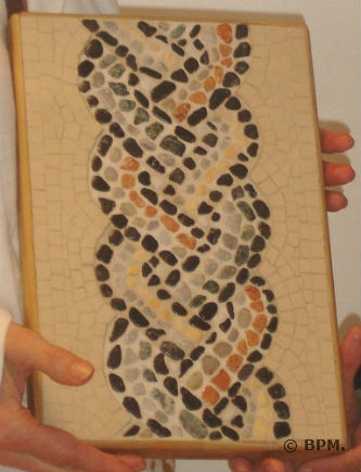 Ceci est une photo de la mosaique de Blandine en galets et grès cérame, représentant un noeud gordien. Ceci est une photo de la mosaique de Blandine en galets et grès cérame, représentant un noeud gordien.