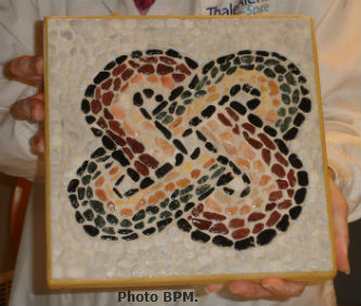 Ceci est une photo de la mosaique en galets de Cécile, noeud gordien. Ceci est une photo de la mosaique en galets de Cécile, noeud gordien.