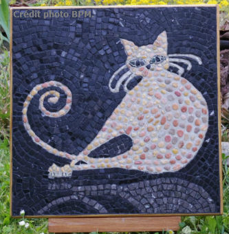 Ceci est une photo de la mosaique de Chantal, en galets et fond en marbre, représentant un chat. Ceci est une photo de la mosaique de Chantal, en galets et fond en marbre, représentant un chat.