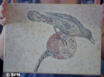 Ceci est une photo de la mosaique de Dominique, réalisée tout en tout marbre, représentant un oiseau, inspiré d Ceci est une photo de la mosaique de Dominique, réalisée tout en tout marbre, représentant un oiseau, inspiré d