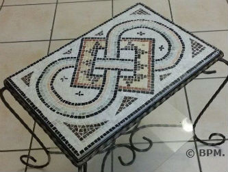 Ceci est une photo de la mosaique tout en marbre de Dominique G,représentant un motif géométrique antique issu de la villa gallo-romaine de Loupian (Hérault). Ceci est une photo de la mosaique tout en marbre de Dominique G,représentant un motif géométrique antique issu de la villa gallo-romaine de Loupian (Hérault).