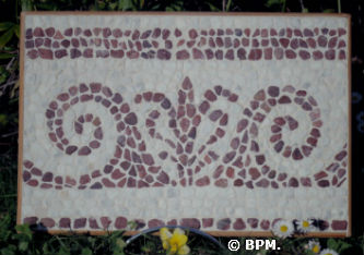 Ceci est une photo de la mosaique de Jean-François, réalisé en galets représentant un motif végétal. Ceci est une photo de la mosaique de Jean-François, réalisé en galets représentant un motif végétal.