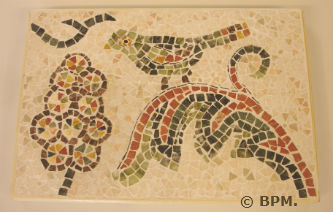 Ceci est une photo de la mosaique de Lydie, toute en marbre, représentant un oiseau s Ceci est une photo de la mosaique de Lydie, toute en marbre, représentant un oiseau s