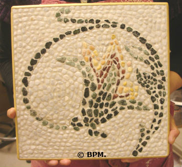 Ceci est une photo de la mosaique de Marie-Paule en galets, représentant un motif végétal antique d Ceci est une photo de la mosaique de Marie-Paule en galets, représentant un motif végétal antique d