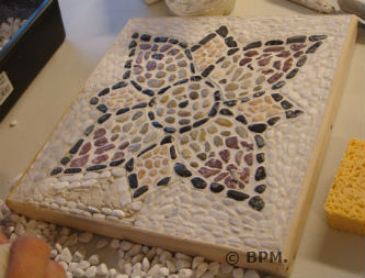 Ceci est une photo de la mosaique de Marie-José en galets représentant un motif géométrique issu du musée gallo-romain de Lyon Fourvière. Ceci est une photo de la mosaique de Marie-José en galets représentant un motif géométrique issu du musée gallo-romain de Lyon Fourvière.