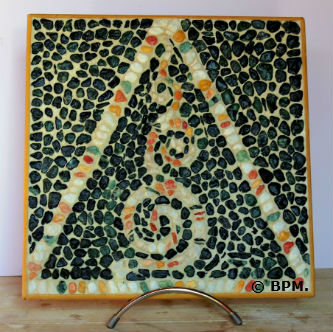 Ceci est une photo de la mosaique de Régine en galets, représentant un motif géométrique. Ceci est une photo de la mosaique de Régine en galets, représentant un motif géométrique.