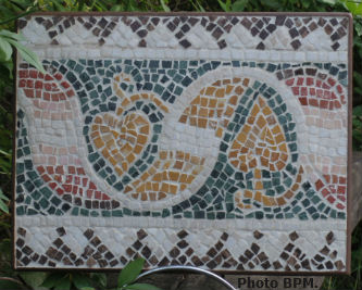 Ceci est une photo de la mosaique de Blandine, réalisée en marbres, représentant un ruban végétal, musée des mosaïques romaines d Ceci est une photo de la mosaique de Blandine, réalisée en marbres, représentant un ruban végétal, musée des mosaïques romaines d