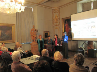Ceci est une photo de Béatrice Pradillon-Marques entourée de Bernadette De Pascale-Dalmas, la présidente des Amis du Musée Ingres & Claire Ghestin, (médiatrice du musée), lors de la conférence le 8 février 2012.
