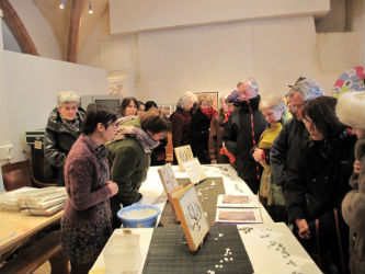 Ceci est une photo de Béatrice Pradillon-Marques lors de la démonstration suivant la conférence au musée Ingres, le 8 février 2012.