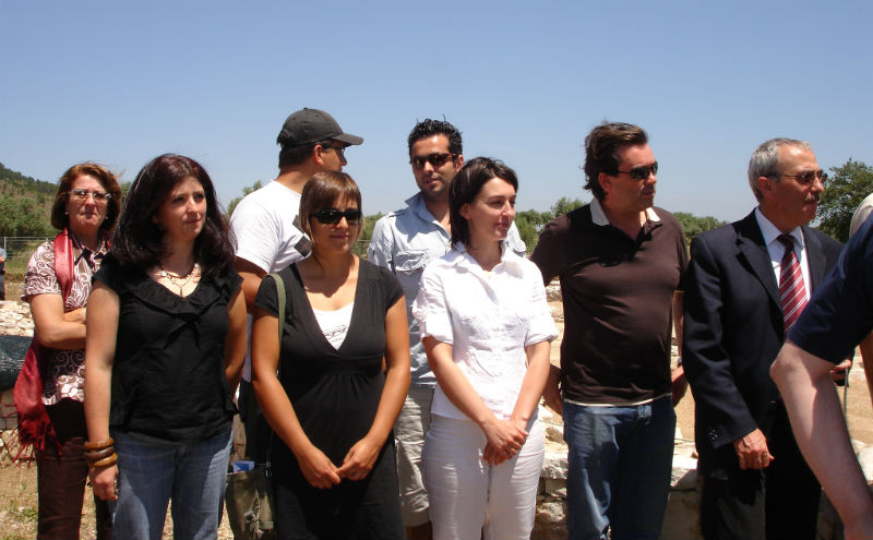 Ceci est une photo de Miguel Pessoa, responsable de la villa et ses collaborateurs, le 13 juillet 2008.