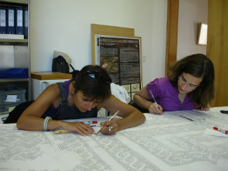 Ceci est une photo de BPM et une adolescente en train de nettoyer la copie du calque au musée de Rabaçal.