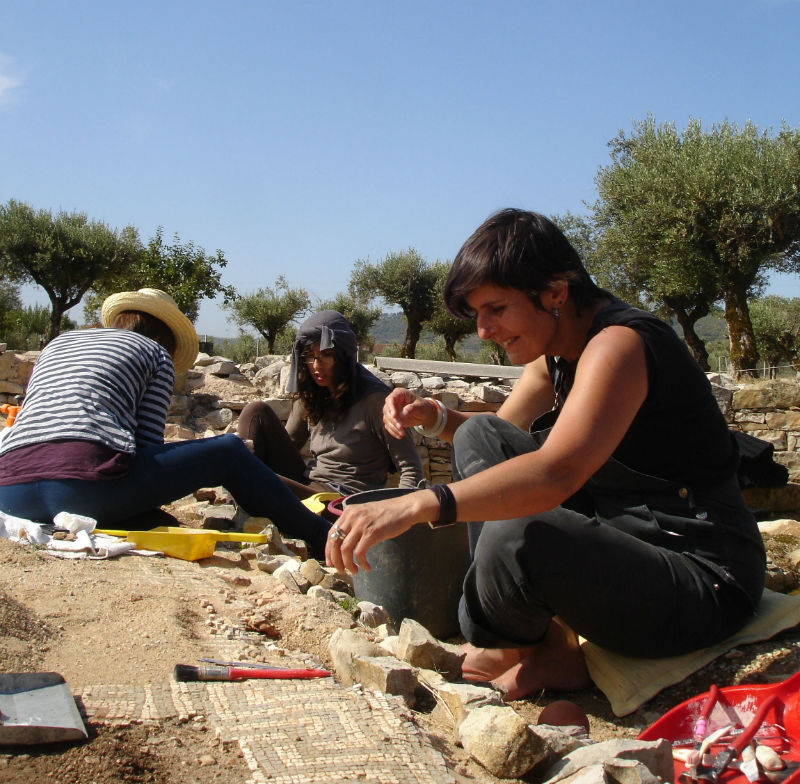 Ceci est une photo de Carolina, Liliane et Béatrice Pradilllon-Marques en train de restaurer les mosaïques de Rabaçal en juillet 2011.