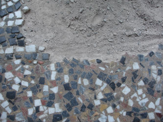 Ceci est une photo de détail de mosaïque de sol avant restauration.