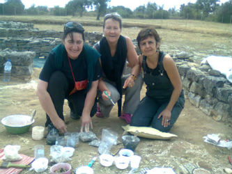 Ceci est une photo de Fabie, Fabienne et Béatrice à la villa romaine de Rabaçal.