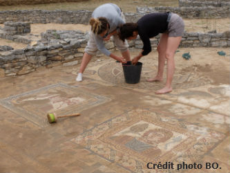 Ceci est une photo de Ana & Béa en train de nettoyer les pavements des saisons, villa romaine de Rabaçal en juillet 2018.