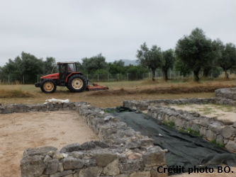 Ceci est une photo du nettoyage du pourtour de la villa romaine de Rabaçal (Portugal, région centre, en juillet 2018.)