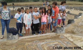 Ceci est une photo des enfants venant à la villa romaine de Rabaçal en juillet 2018.