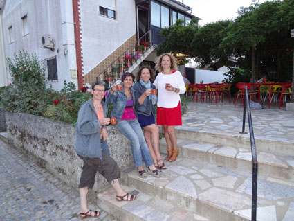 Ceci est une photo de Blandine, Béatrice, Laure et Fabienne au café de Rabaçal.