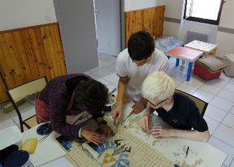Ceci est une photo des adolescents travaillant sur la mosaïque collective au CAJ de Lapeyrouse, le1er octobre 2016.