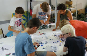 Ceci est une photo des adolescents travaillant sur la mosaïque collective au CAJ de Lapeyrouse, le 27 juillet 2016.