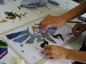 Ceci est une photo du motif de la mosaïque collective réalisé par les adolescents au CAJ de Lapeyrouse, le 28 juillet 2016.