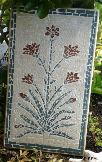 Ceci est une photo de la mosaique de Blandine, en tout en grès cérame représentant un motif indien.