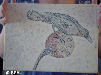 Ceci est une photo de la mosaique de Dominique, réalisée tout en tout marbre, représentant un oiseau, inspiré d
